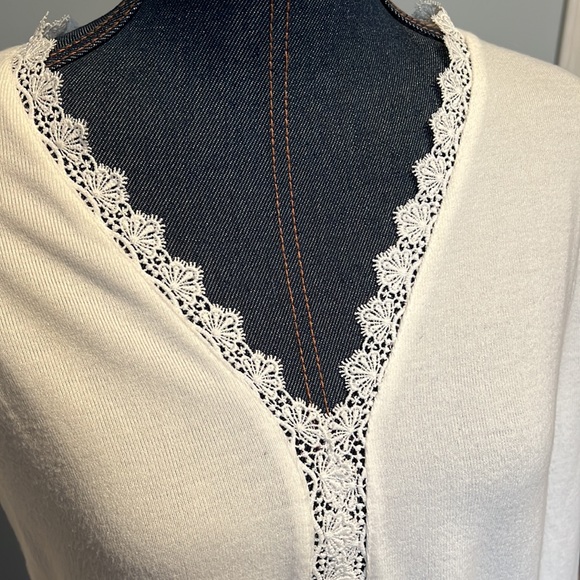 Winter white tunic size medium lace detail around the neck and down center - Picture 2 of 4
